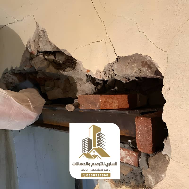 ترميم جدران متضررة الرياض